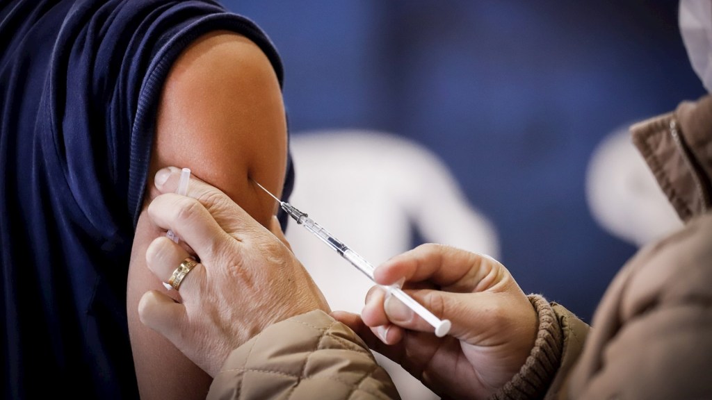 Una persona es vacunada contra el coronavirus. Foto dee EFE/ Nathalia Aguilar/ Archivo.