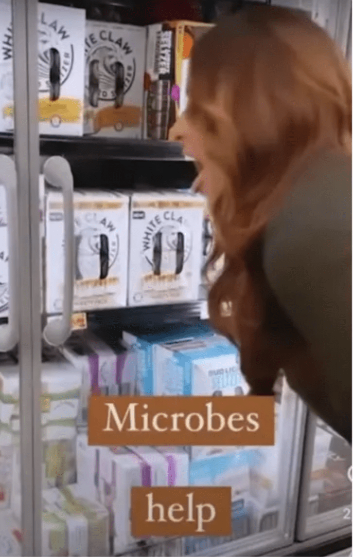 Ay, Karen: Mamá antivacunas lame objetos del supermercado para 'fortalecer su sistema inmune'
