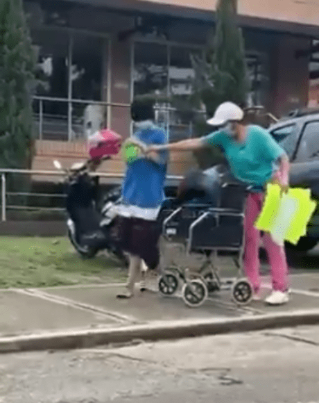 Captan a una mujer vendando a su hija para fingir discapacidad y pedir limosna