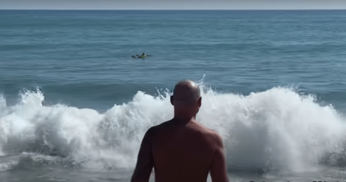 Captan el momento en que un niño se salva de ser atacado por un tiburón en competencia de surf