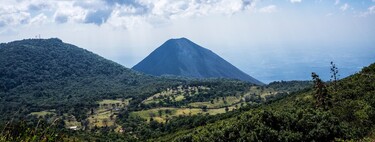 Centroamérica tiene más de cien volcanes: turismo de fuerzas de la naturaleza para respirar y asombrarse