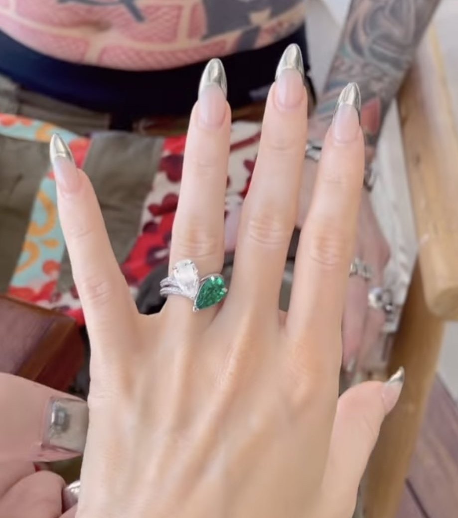 Machine Gun Kelly le dio a Megan Fox un anillo que la lastimará si se lo quita