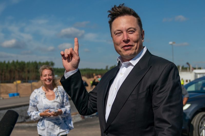 Elon Musk sugiere que Tesla se dedicará a extraer litio si no baja su costo. Foto de EFE