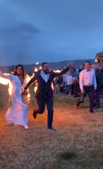 Pareja se vuelve viral por prenderse fuego en plena boda