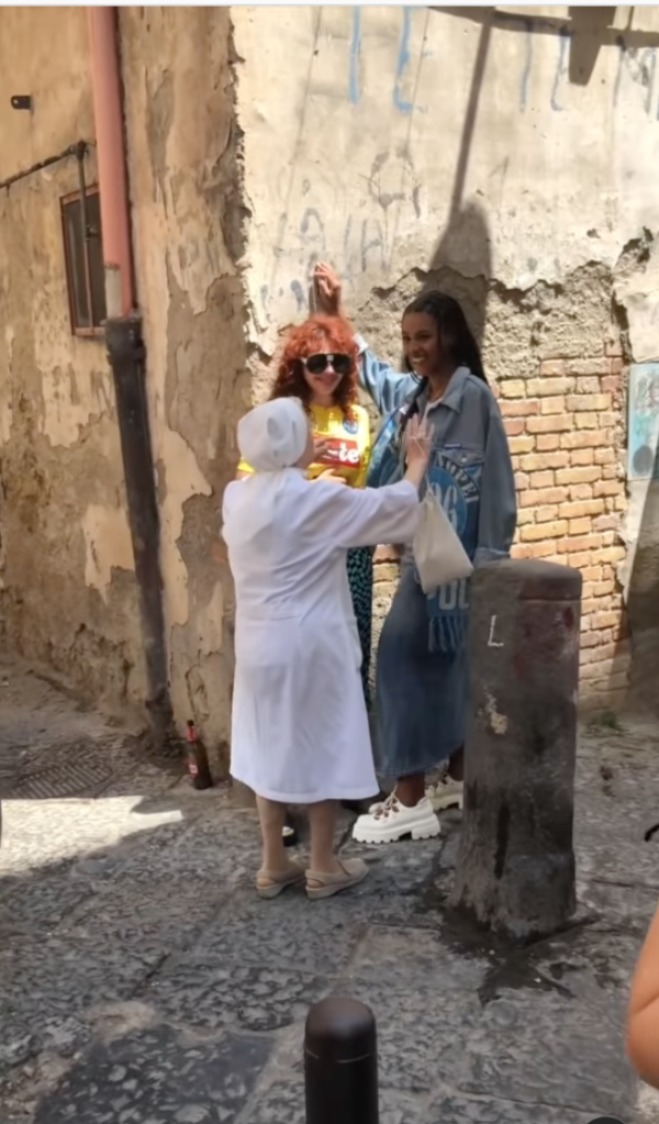 Monja separa a dos actrices que se besaban en la calle y se hace viral