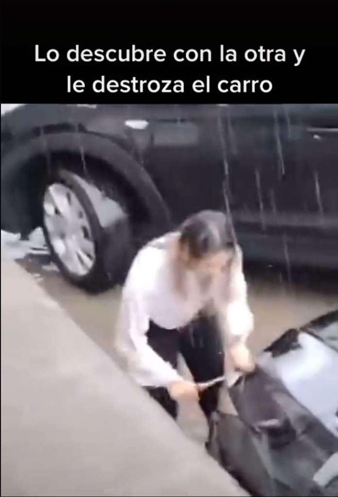 Mujer le destroza el coche a su pareja por una supuesta infidelidad