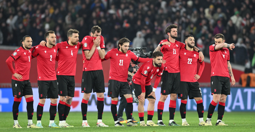 En penales y con un hombre menos, Georgia clasificó por primera vez en la historia a la Eurocopa