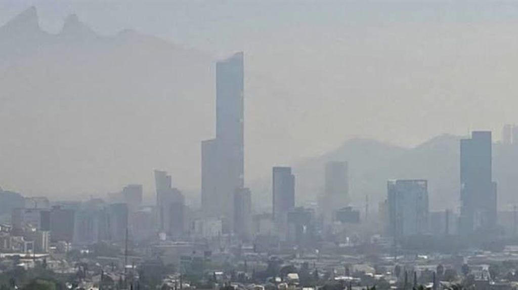 Así se ve el nivel de contaminación constante en Monterrey.